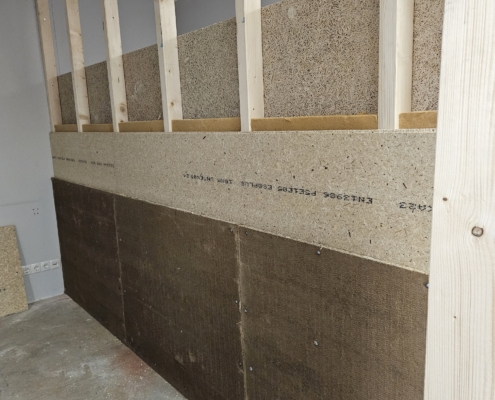 Neubau – Trockenbauwand aus Holzständerwerk mit ESB-Platten und Leichtlehmplatten