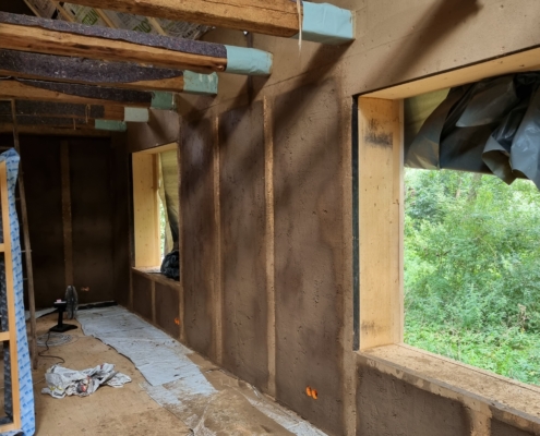 Neubau – Strohballenhaus Grundputz aus Lehm erstellt