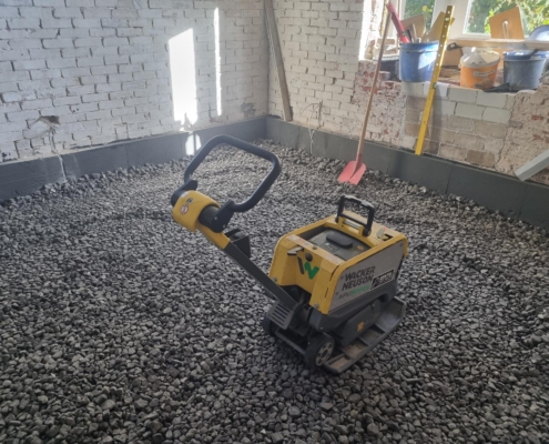 Altbau – Glassschaumschotter mit Rüttler verdichtet