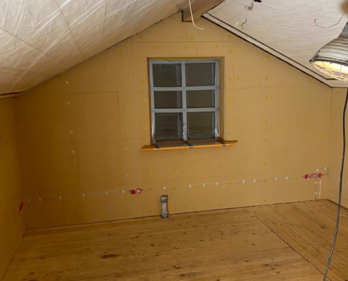 Altbau – Holzfaser Innendämmstoff mit weiß lackierter Holz Deckenschalung