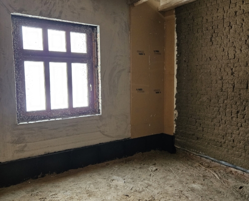 Altbau - Innendämmung mit Holzfaser, Sockel mit Schaumglasplatten, Sandplanum bevor Schaumglasschotter eingebracht wird