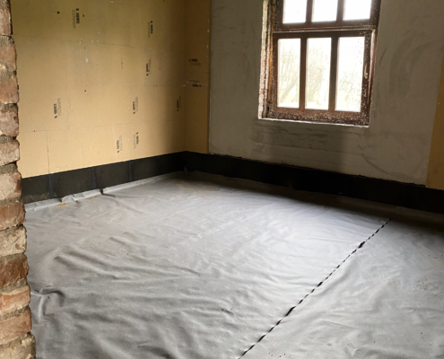 Altbau – Vlies auf Sandplanum verlegt, bevor Schaumglasschotter eingebracht wird